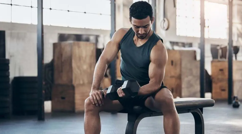 نظام Bro Split: الدليل الكامل لبناء العضلات مع جدول تمارين أسبوعي ونظام غذائي