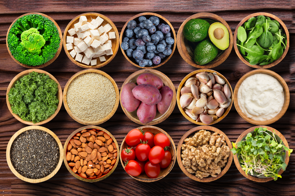 الموسوعة الشاملة للتغذية العلاجية 2026: كيف تصمم نظامك الغذائي للوصول للأداء الذروي؟